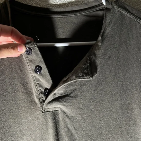 Vuori Ever Henley shirt Men M/L PTP 23.5 - Picture 3 of 8